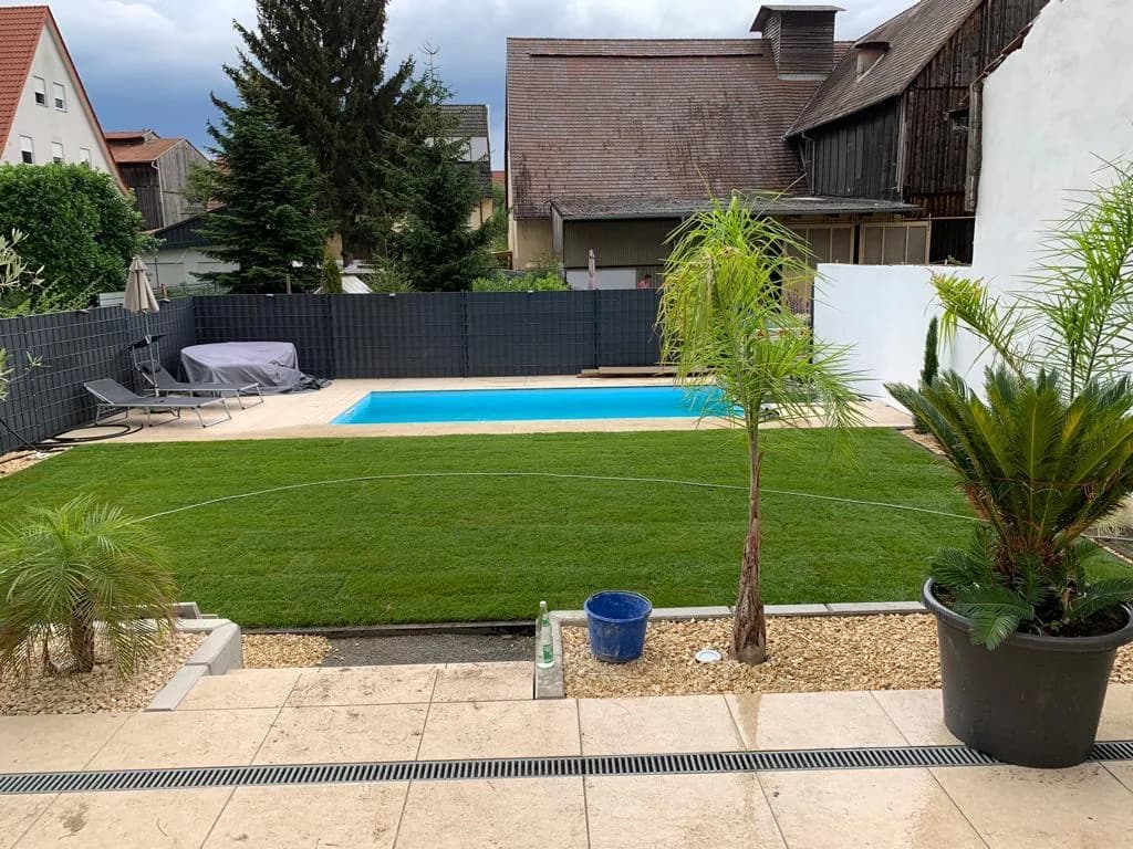 Fertiger Pool mit Terrasse und Garten als gestaltete Außenanlage