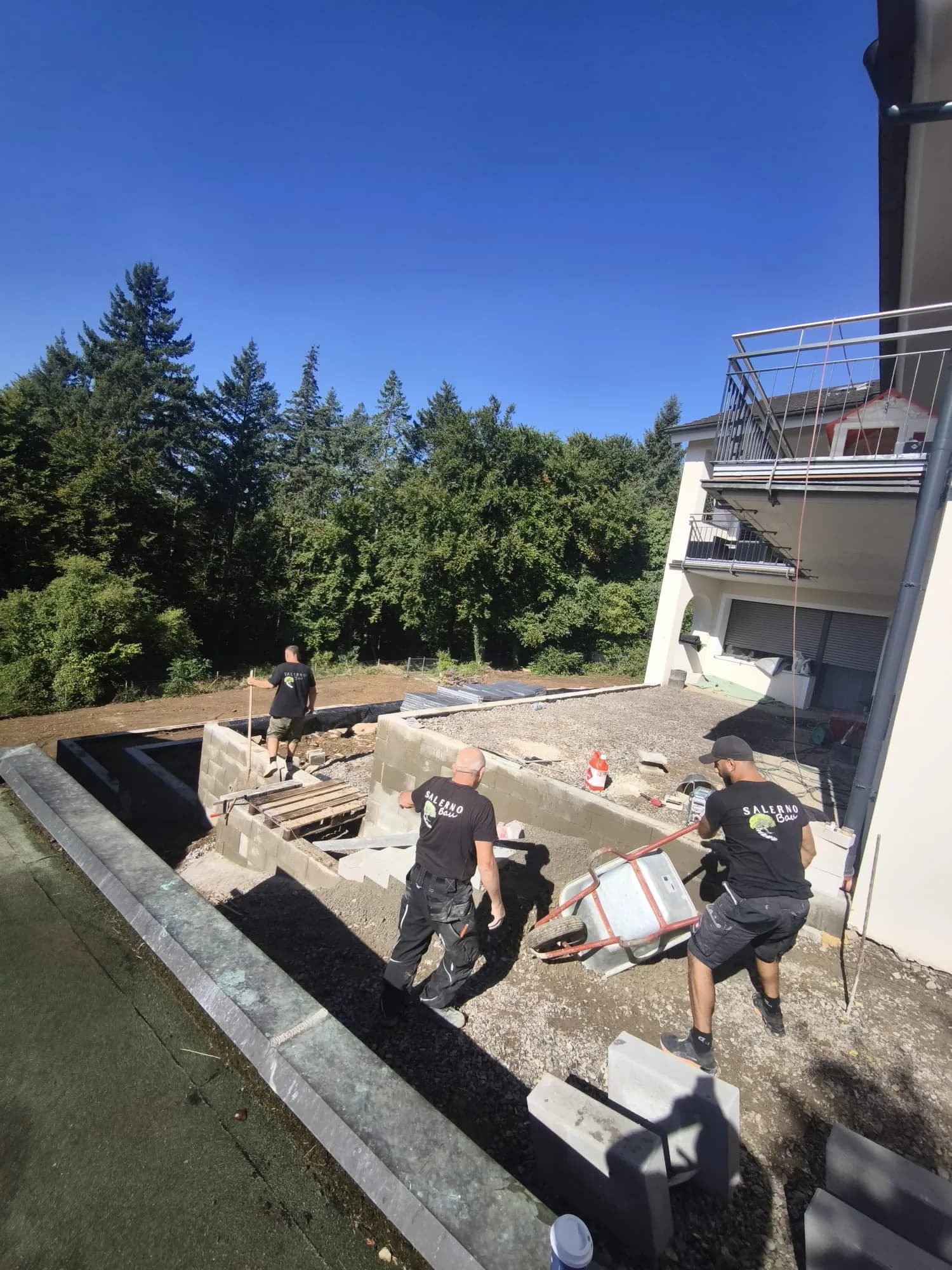 Salerno-Bau-Team bei der Umsetzung einer Außenanlage