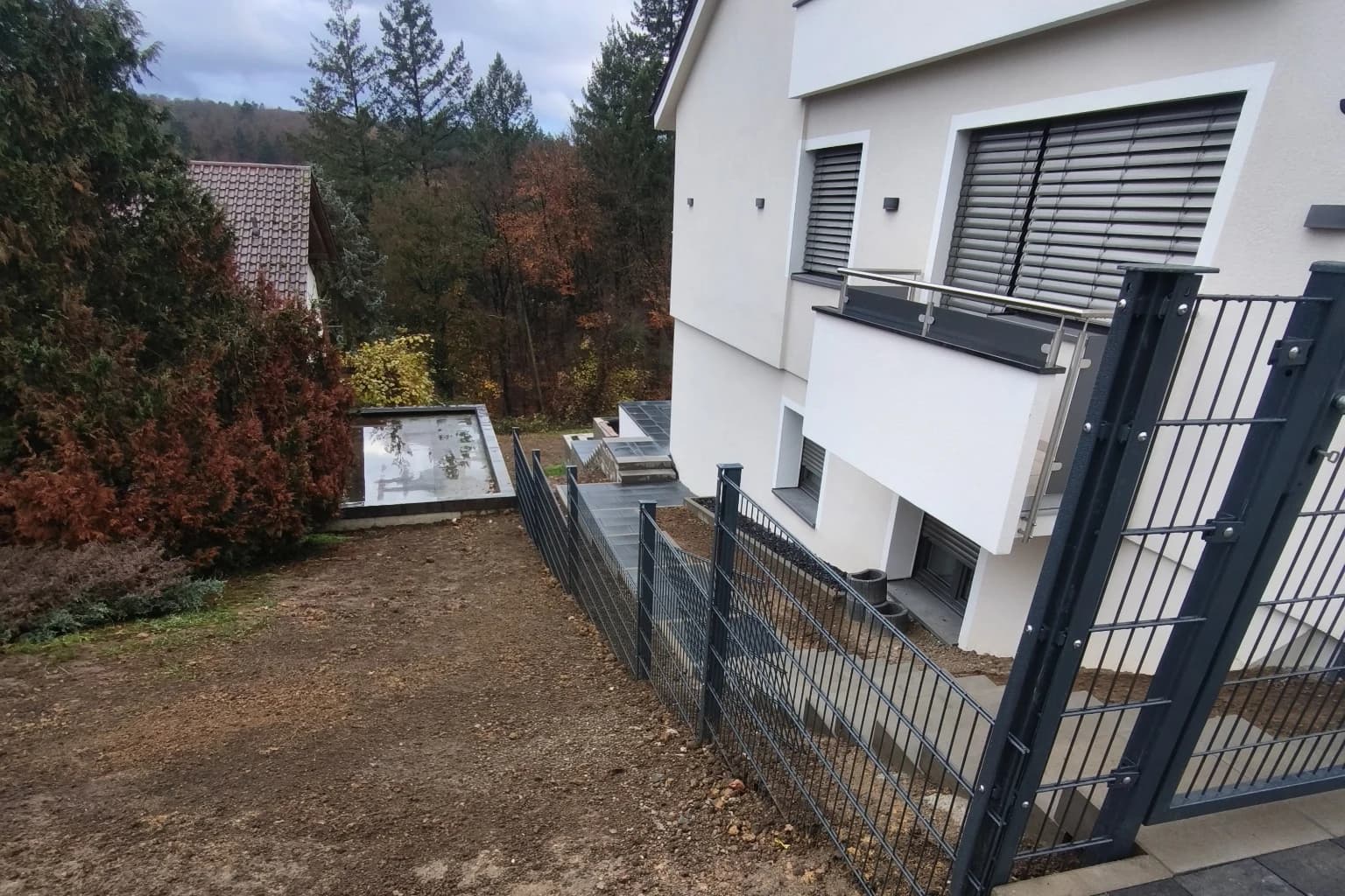 Vorbereiteter Außenbereich vor den weiteren Erd- und Gestaltungsarbeiten