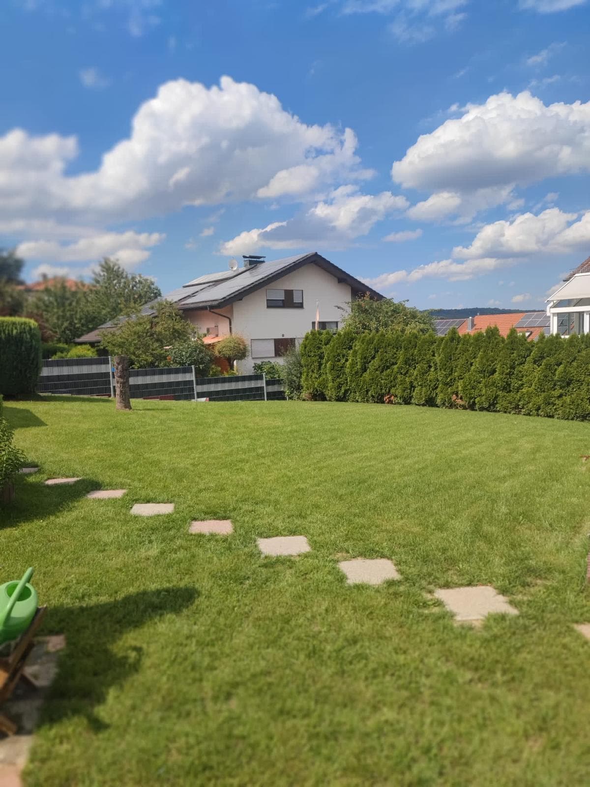 Gepflegter Rasen mit Trittplatten