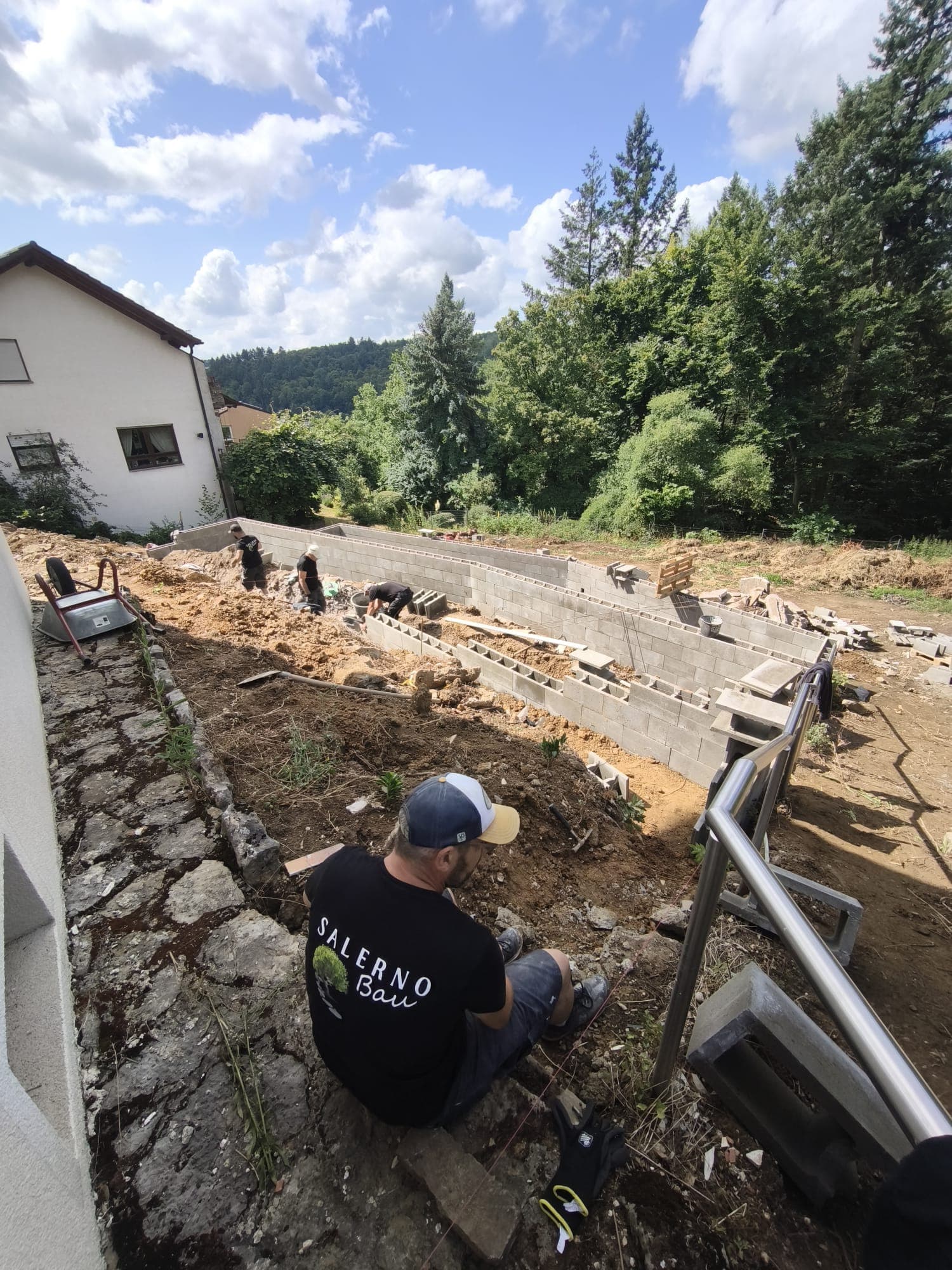 Salerno-Bau-Team bei abgestimmten Arbeiten auf einer größeren Baustelle