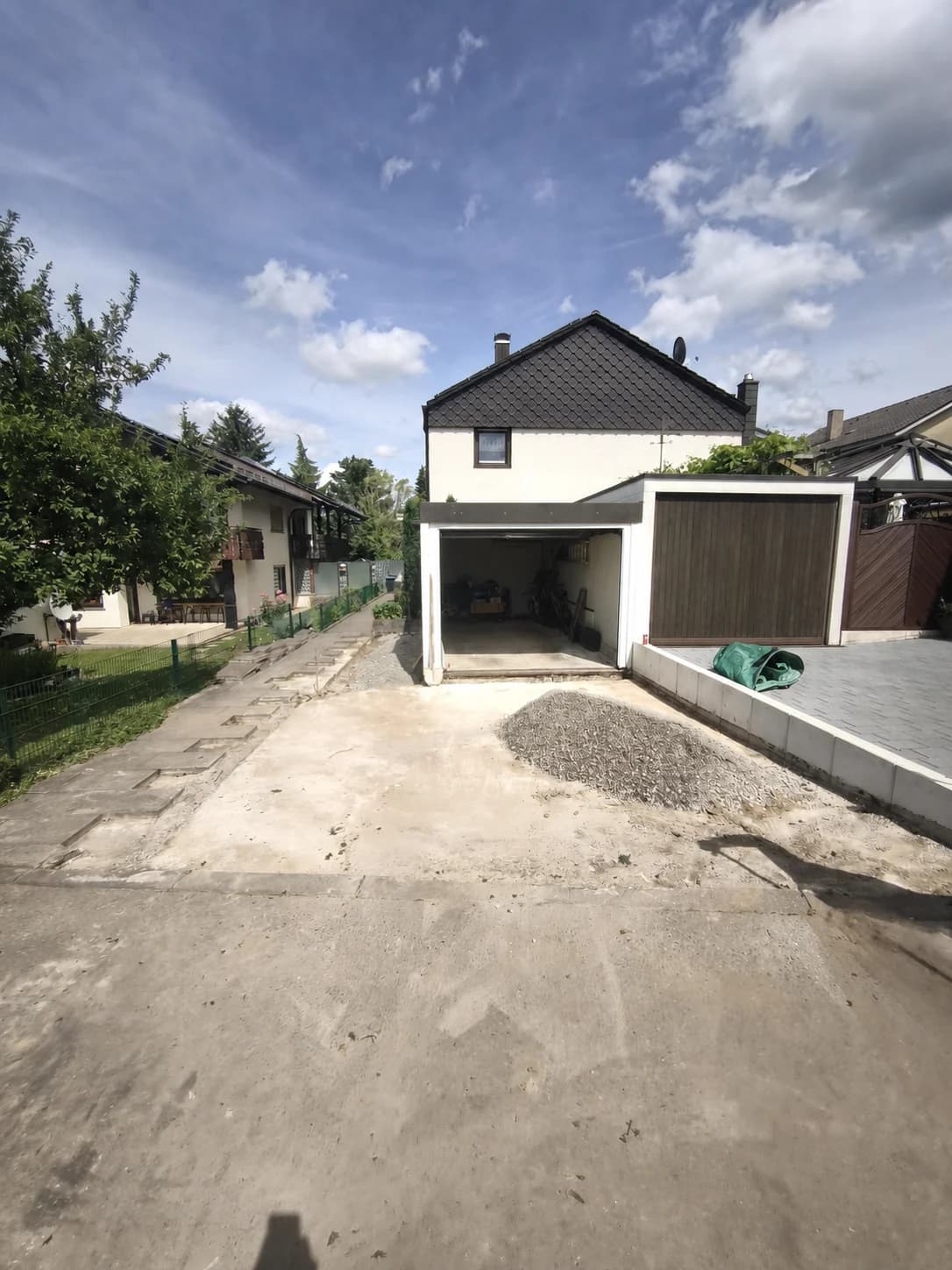 Vorbereitete Betonfläche vor der Garage vor der Pflasterung