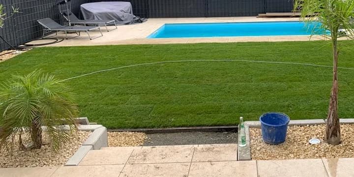 Poolumfeld mit neu angelegter Rasenfläche