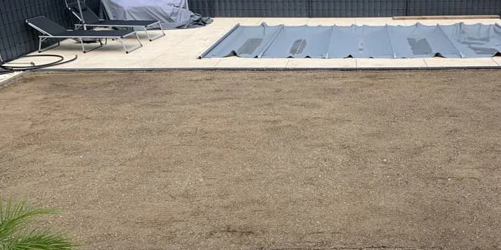 Vorbereitete Fläche am Pool vor der Rasenneuanlage