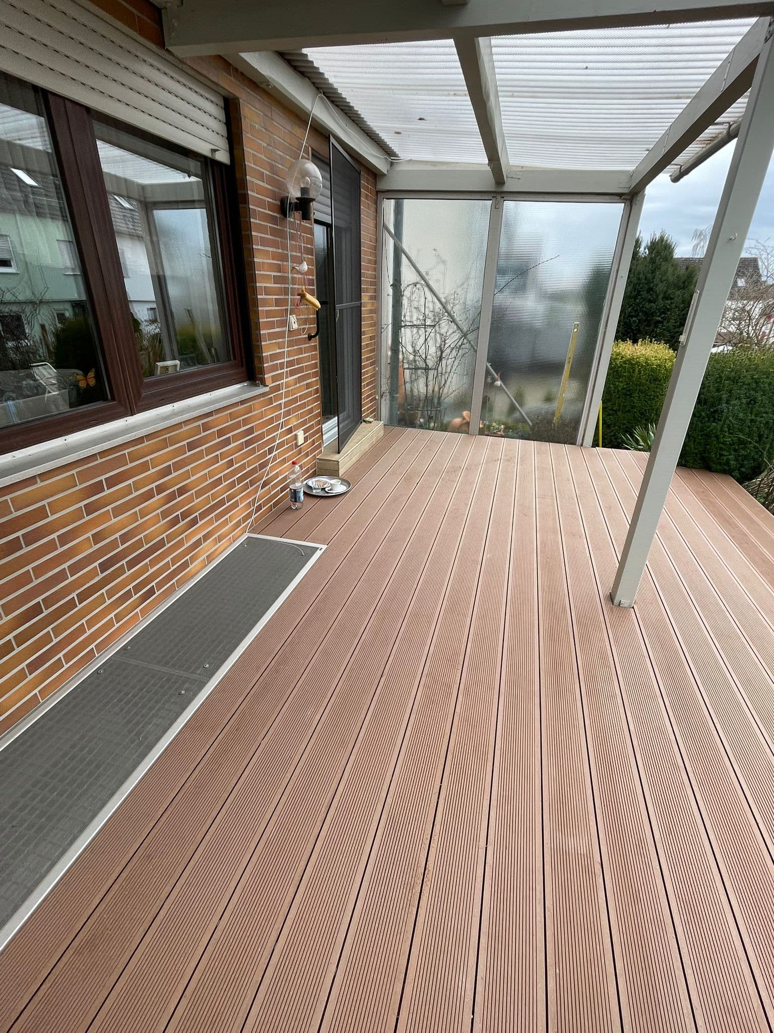 Überdachte Terrasse mit WPC-Belag